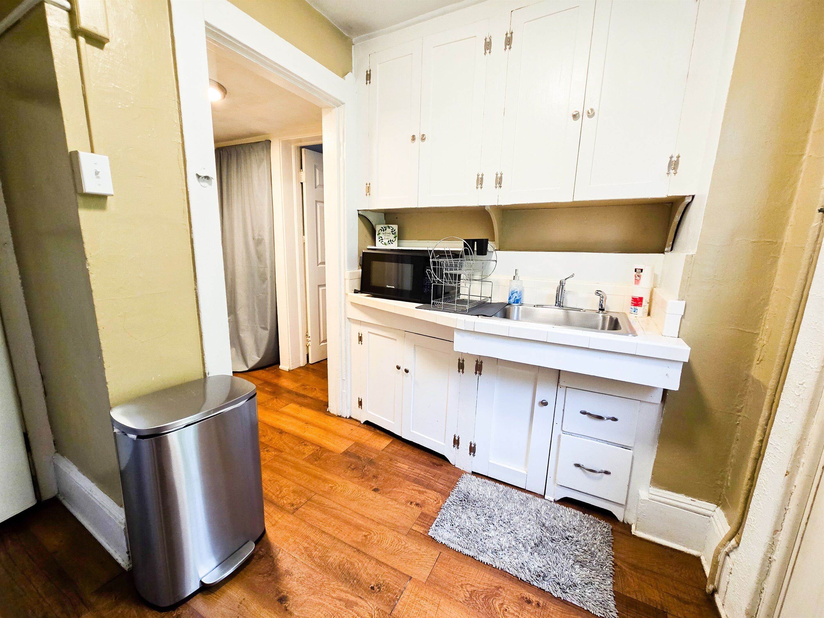 Kjøleskap, mikrobølgeovn, ovn og kaffetrakter/tekoker