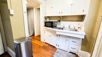 Kjøleskap, mikrobølgeovn, ovn og kaffetrakter/tekoker