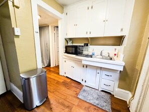 Kjøleskap, mikrobølgeovn, ovn og kaffetrakter/tekoker