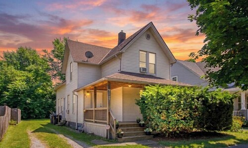 Cozy 2 BR, Sleeps 8, Near Beach and Downtown CLE!