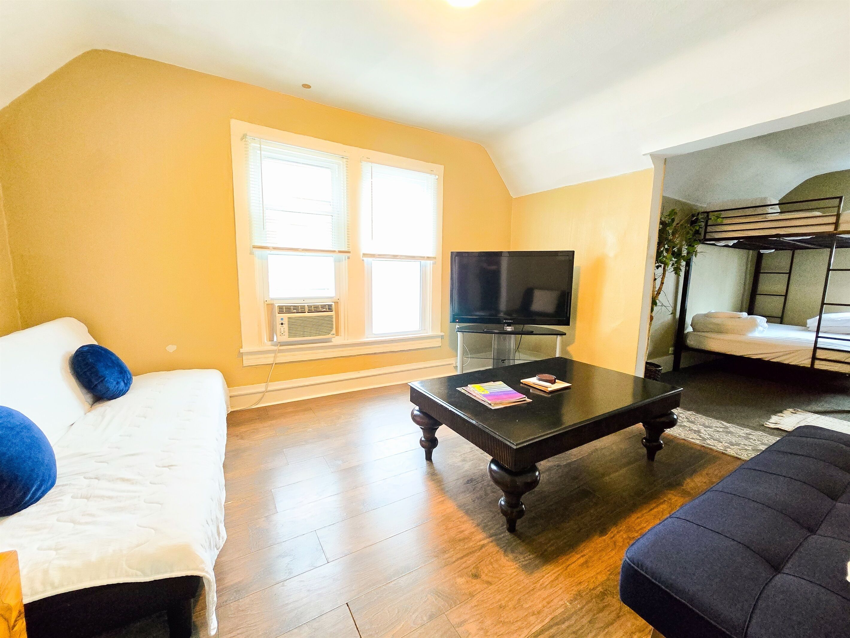 2 bedrooms, iron/ironing board, WiFi