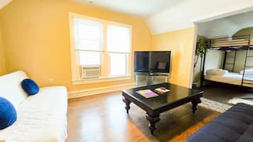 2 quartos, ferros/tábuas de passar roupa, Wi-Fi, roupa de cama