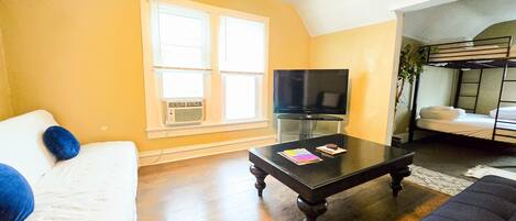 2 bedrooms, iron/ironing board, WiFi