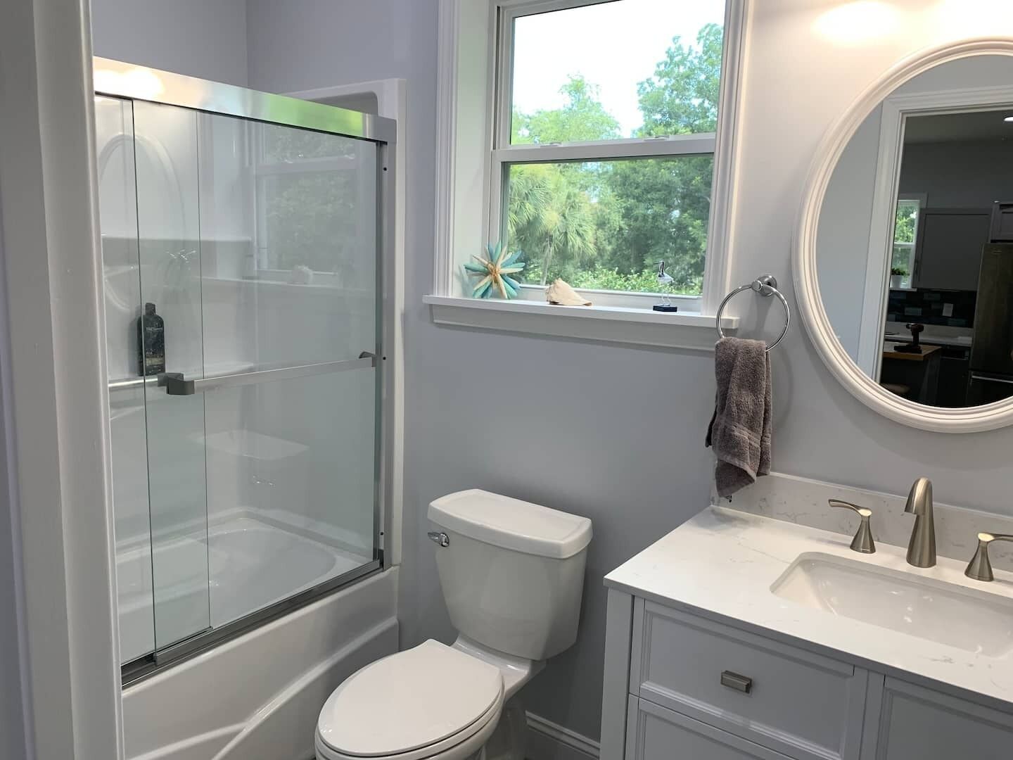 Combined shower/tub, hair dryer, towels, shampoo