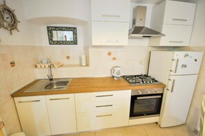 Fridge, oven, stovetop, coffee/tea maker