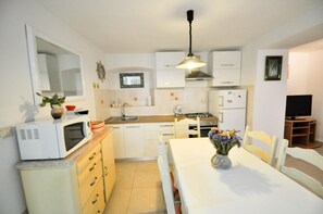 Fridge, oven, stovetop, coffee/tea maker