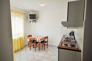 Refrigerador, cafetera/tetera, freezer