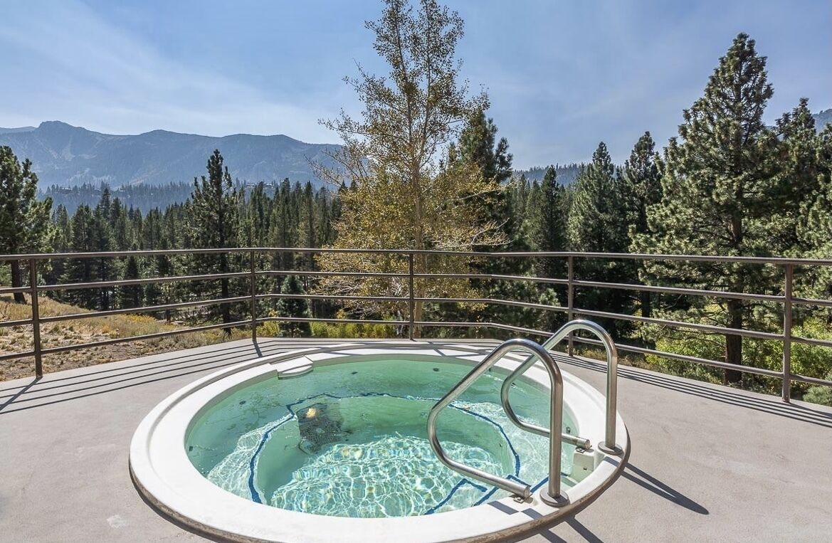 Banyera d'hidromassatge a l'aire lliure