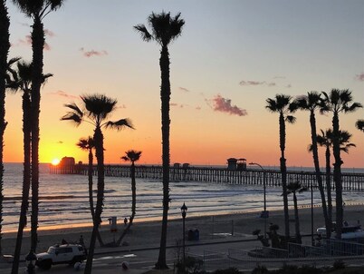OCEANSIDE 4 BED/2BATH HOME - NEAR LEGOLAND, CAMP PENDLETON, SAFARI ZOO & BEACHES