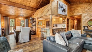 Un intérieur de cabine spacieux comprenant un coin repas, une cuisine et un espace salon confortable.