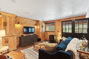 Een smart-tv en een open haard