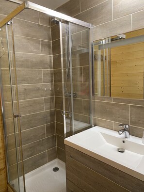 Douche, sèche-cheveux