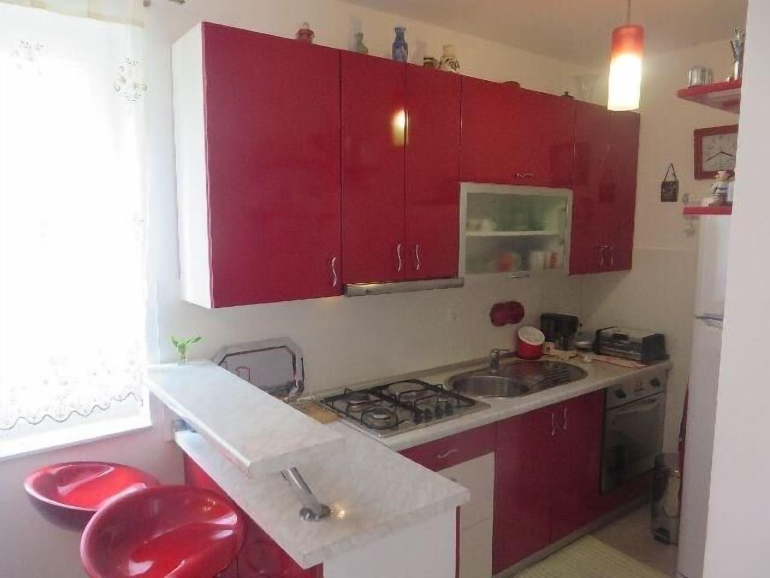 Réfrigérateur, micro-ondes, plaque de cuisson, grille-pain