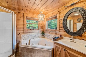 Ensemble douche/baignoire, sèche-cheveux, serviettes fournies, savon