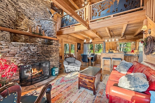 Antler Falls Log Cabin-Hot Tub/Mountain view/Arcade/Treehouse/Theatre/Firepit