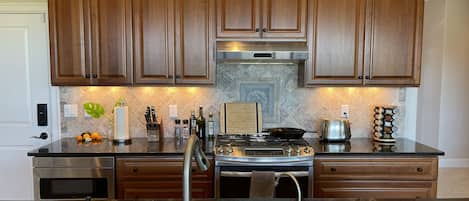Refrigerador, microondas, horno, placa de cocina