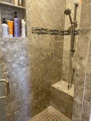 Combined shower/tub, towels, soap, shampoo
