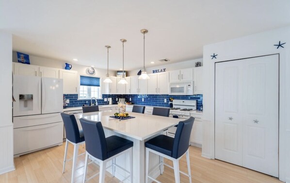 Fridge, microwave, oven, stovetop - Beautiful Lavallette Home - Perfect for Family and Friends (Lavallette)