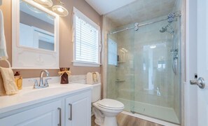 Shower, towels, soap, toilet paper - Beautiful Lavallette Home - Perfect for Family and Friends (Lavallette)