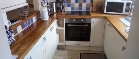 冷蔵庫、電子レンジ、オーブン、コンロ