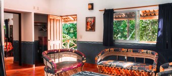 Jardines Tropicales - 3 blocks from the beach