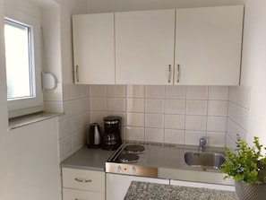 Kühlschrank, Wasserkocher mit Kaffee-/Teezubehör
