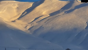 Una montaña nevada con telesillas.
