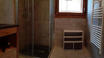 Douche, sĂšche-cheveux