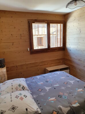 3 عدّة غرف نوم ومكواة/لوح كي وواي فاي مجانًا وملاءات أسرّة