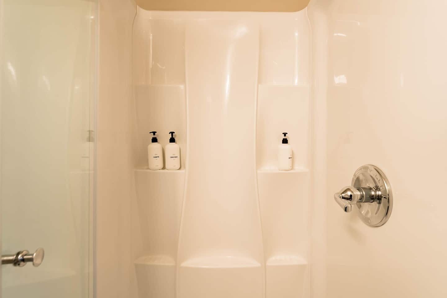 Douche, sèche-cheveux, serviettes fournies, savon