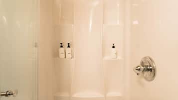 Douche, sĂšche-cheveux, serviettes fournies, savon