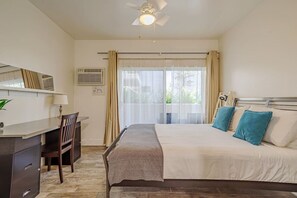 2 habitaciones, escritorio y tabla de planchar con plancha