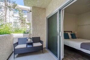 2 Schlafzimmer, Schreibtisch, Bügeleisen/Bügelbrett, Reisekinderbett