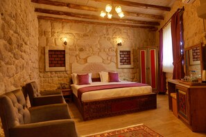 Rom – deluxe | Minibar, skrivebord, lydisolert og wi-fi (inkludert)