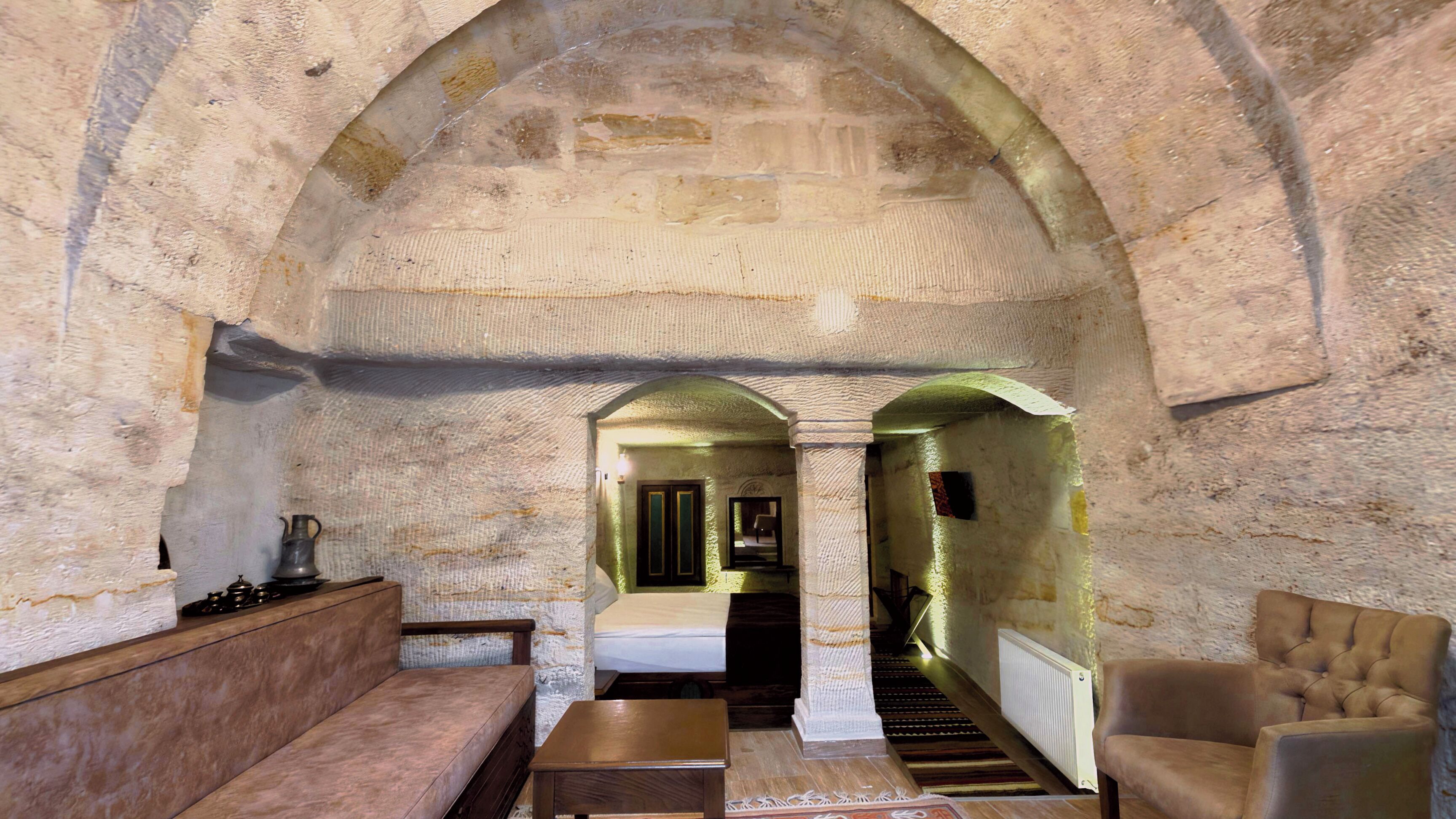 Senior Suite | Minibar, desk, soundproofing, free WiFi