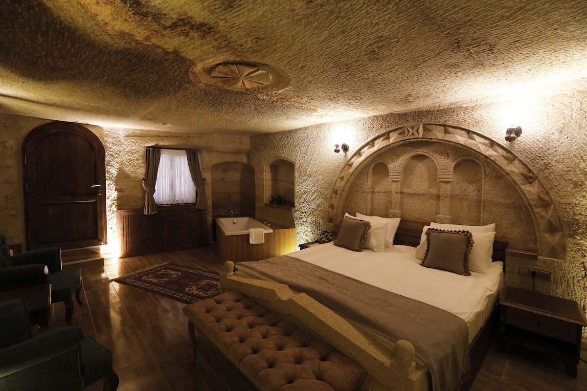 Honeymoon Suite