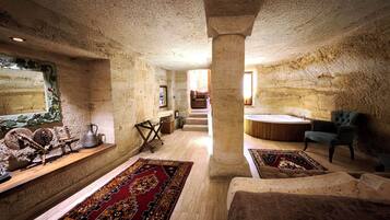 Royal Suite | Minibar, desk, soundproofing, free WiFi