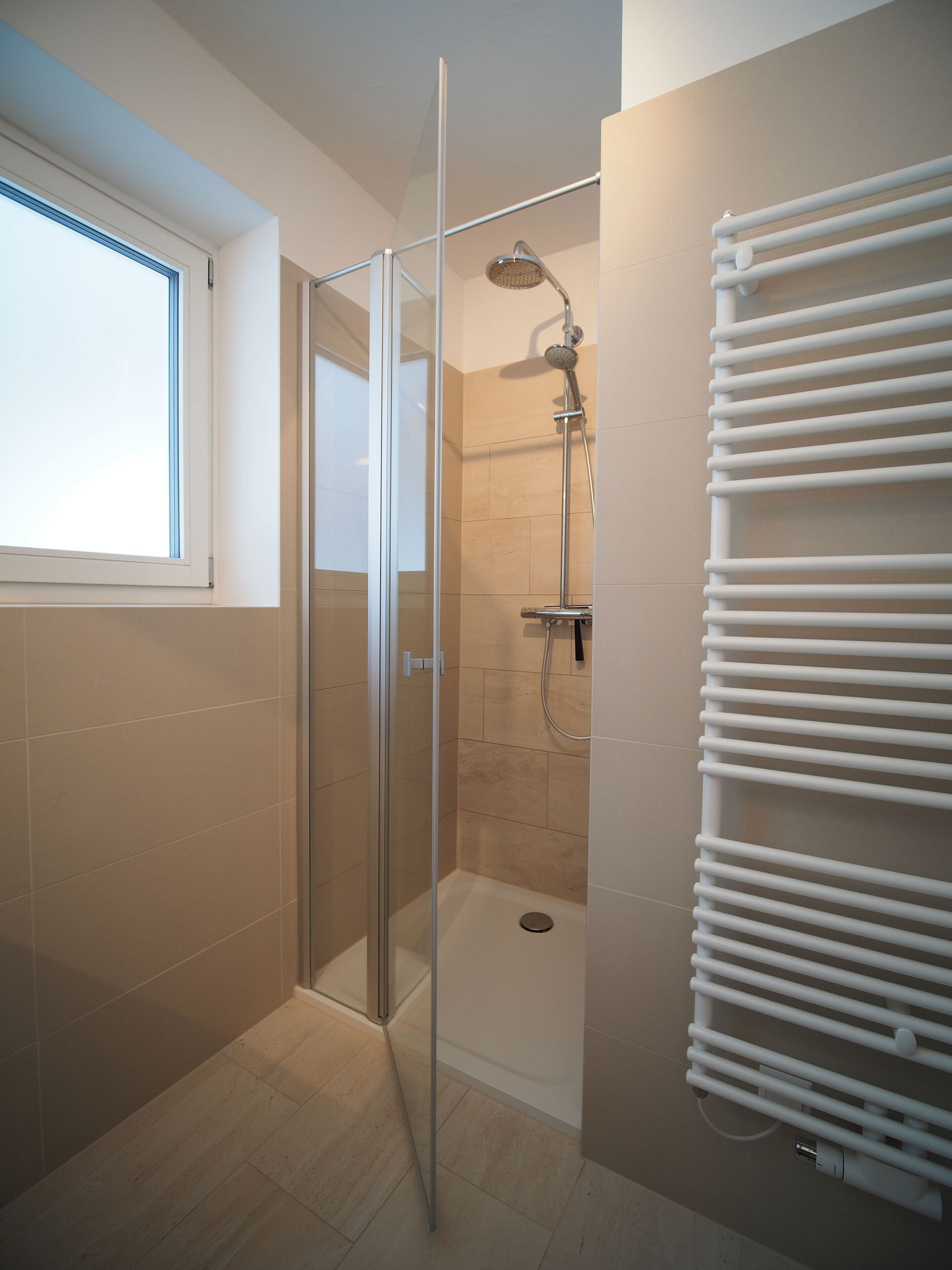 Douche, séchoir à cheveux, serviettes fournies, papier de toilette
