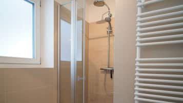 Dusche, Haartrockner, Handtücher, Toilettenpapier