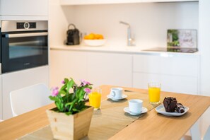 Een koelkast, een microgolfoven, een oven, een kookplaat