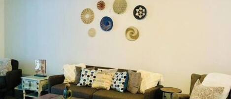 Smart TV, libros, oficina y monitor de computadora