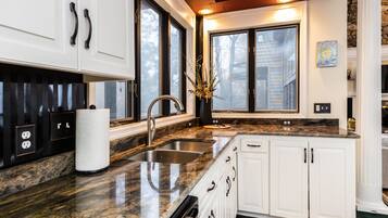 Køleskab, mikrobølgeovn, ovn, kogeplade