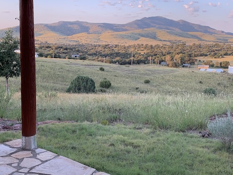 施設の敷地. Cozy Home With Mountain Views Near Davis Mtn State Park and McDonald Observatory