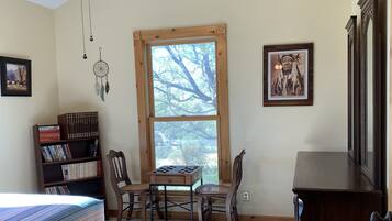 3 bedrooms, desk, iron/ironing board, free WiFi