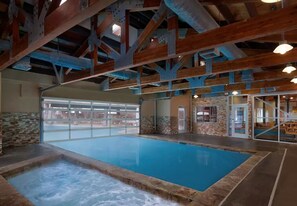 Een binnenzwembad en een buitenzwembad