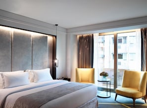 1 sovrum, värdeförvaringsskåp på rummet och skrivbord