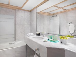 Sèche-cheveux, serviettes fournies, savon, shampoing
