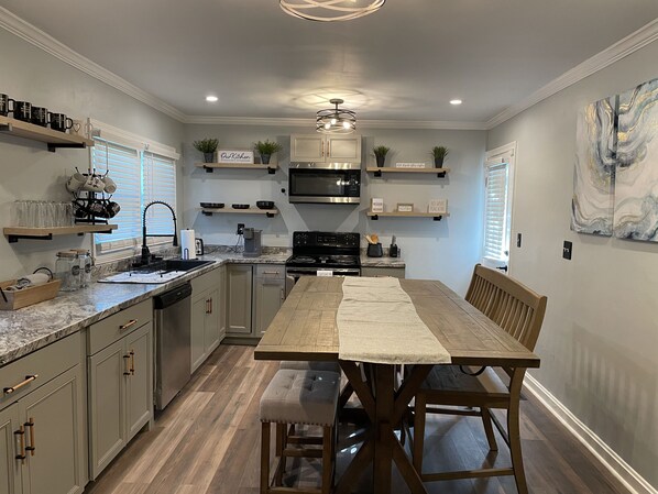 Kjøleskap, mikrobølgeovn, ovn og kokeplater