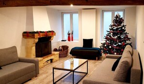 Smart TV, chimenea, tenis de mesa y libros