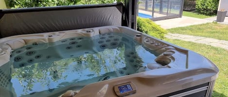 Outdoor spa tub